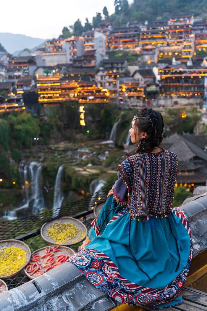 Mujer observando la ciudad de Lijiang en China