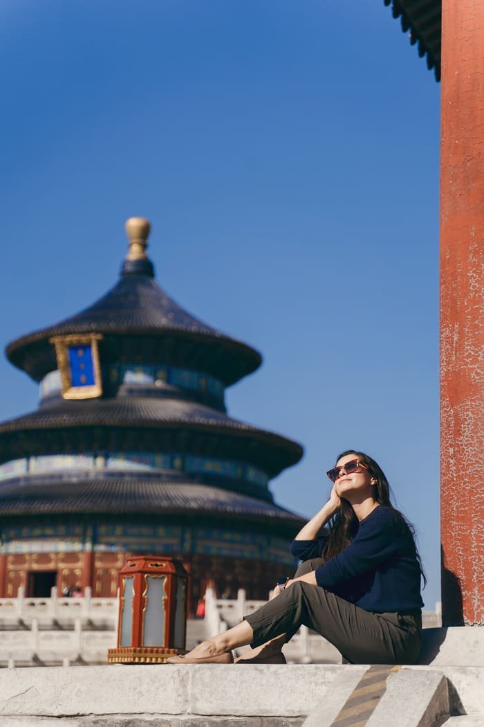 Mujer de vacaciones en China, Beijing en un ligar histórico